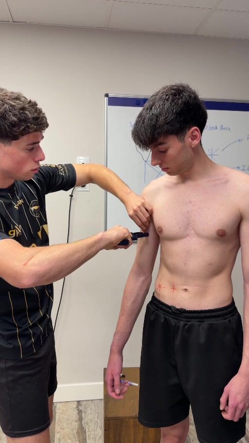 Víctor mide un pliegue cutáneo con el plicómetro siguiendo el protocolo ISAK.