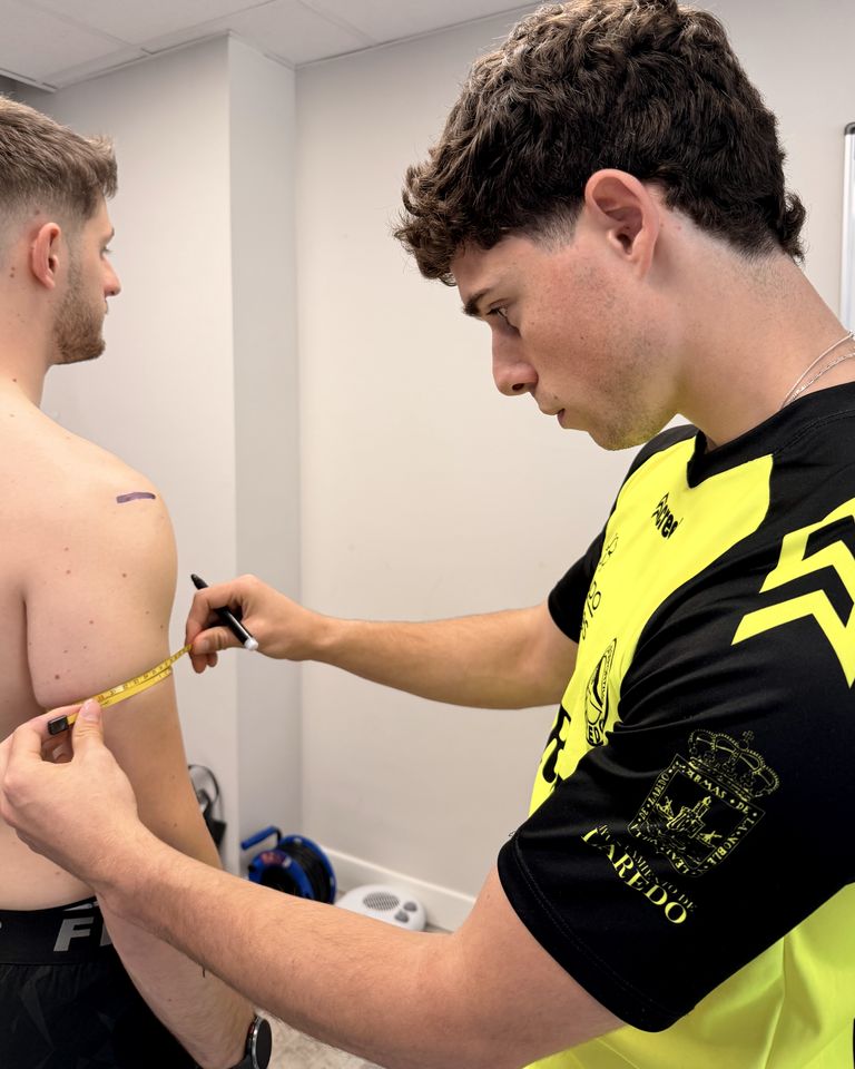 Evaluación antropométrica real: medición del perímetro de brazo con cinta métrica siguiendo el protocolo ISAK.
