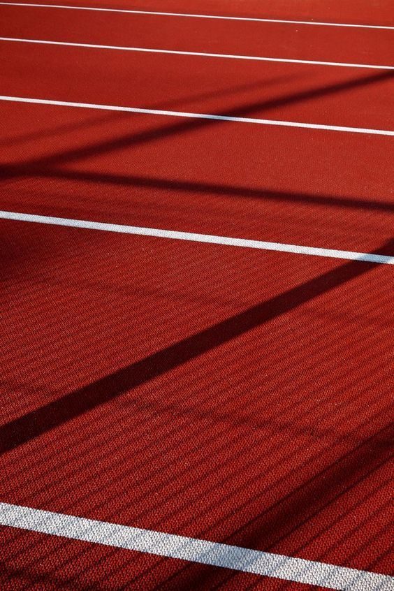 Líneas y sombras sobre una pista de atletismo.