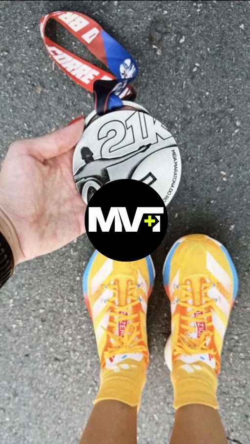 Fotograma del vídeo de RUN+: una medalla de 21 K y unas zapatillas de running.